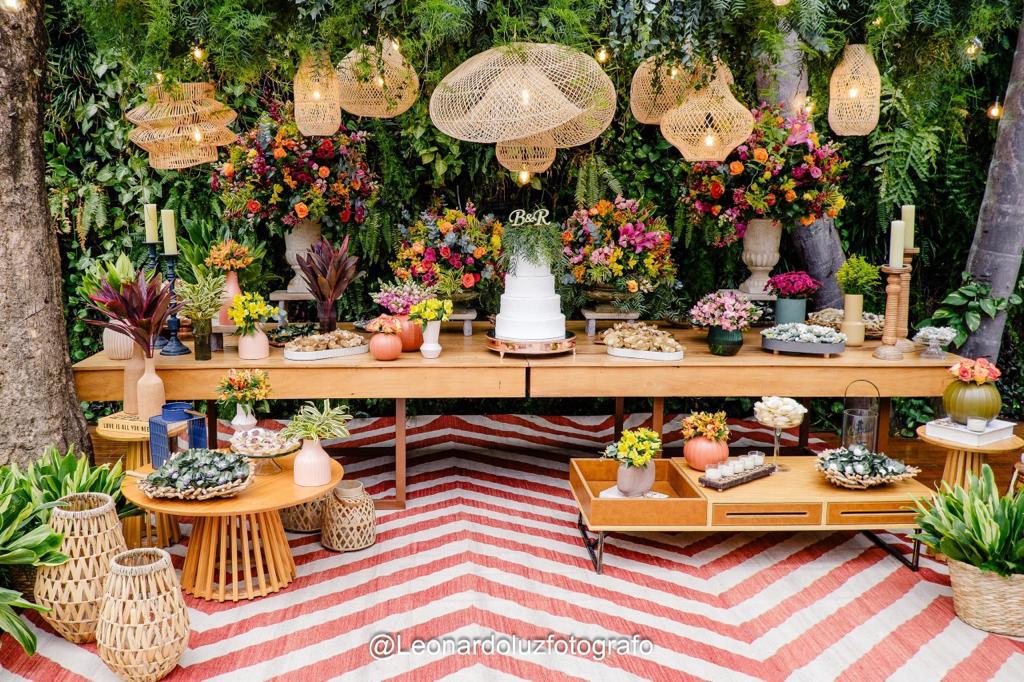 Mesa de doces decorada com lustres e arranjos florais